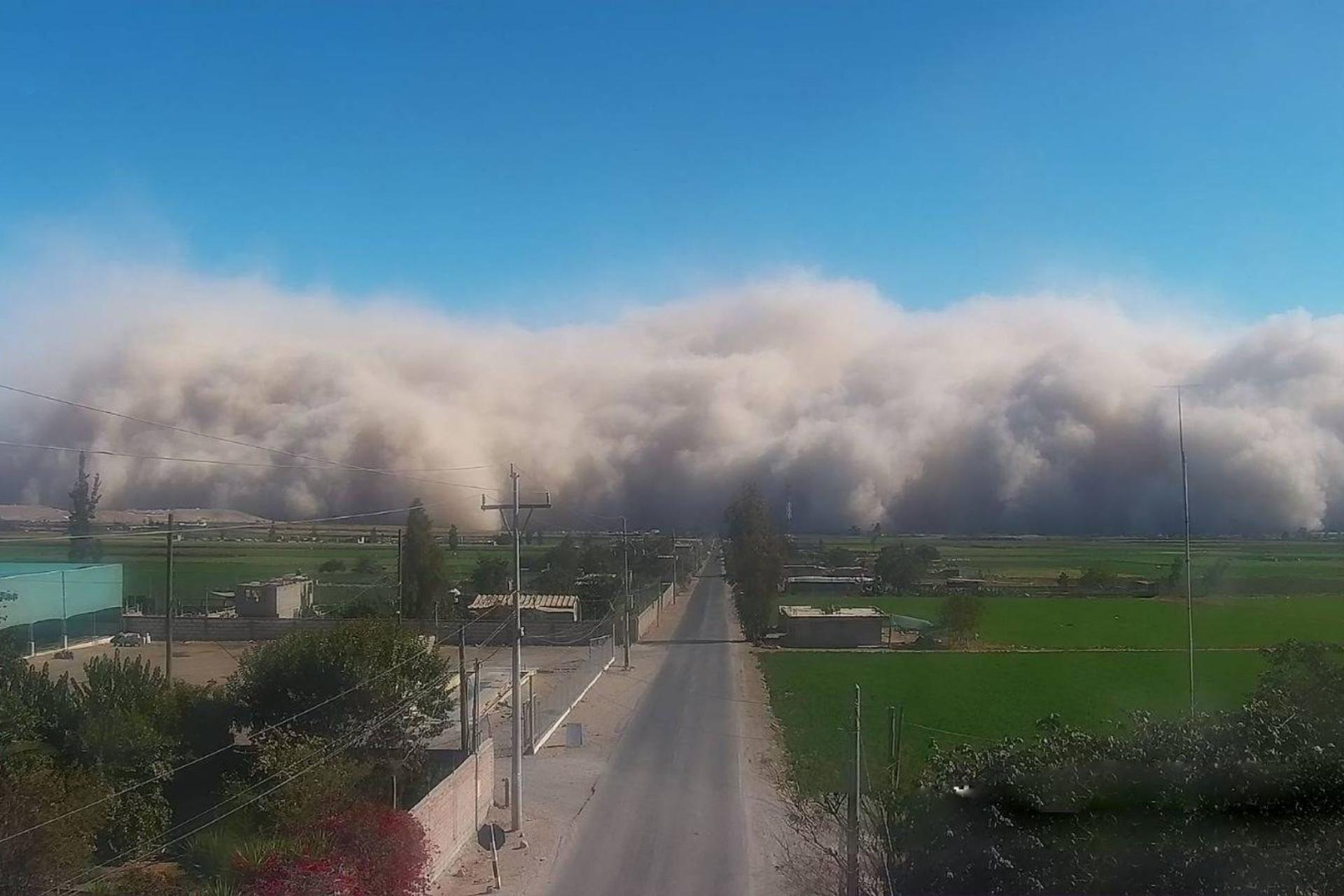 Fuertes vientos generaron una inmensa tormenta de arena y polvo en Perú (IMÁGENES)