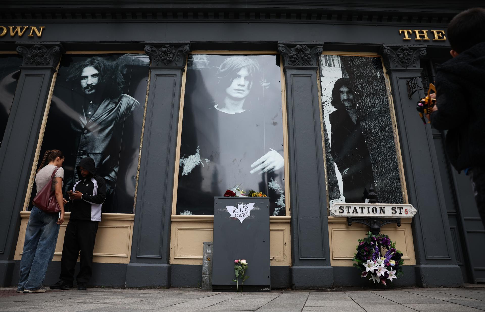 FOTOS: Birmingham se despide de Ozzy Osbourne con un emotivo y multitudinario cortejo fúnebre