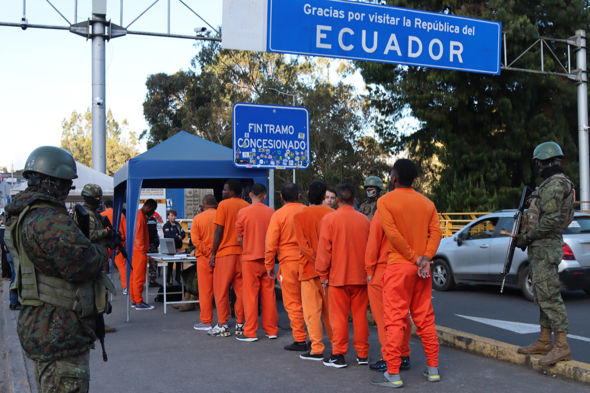 Colombia recibe en la frontera a los primeros 450 presos deportados por Ecuador