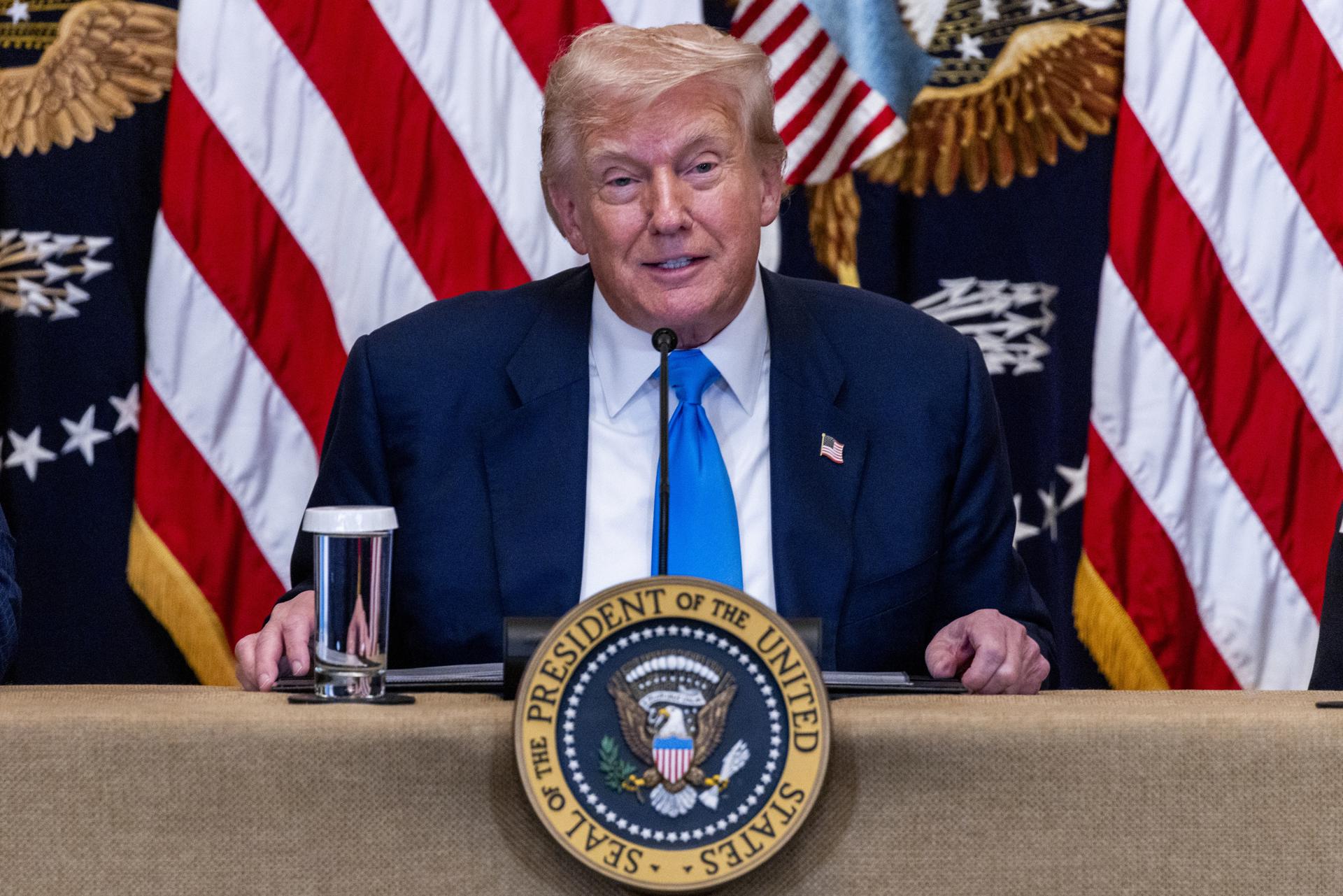Trump celebra los aranceles: Están haciendo Estados Unidos grande y rico de nuevo