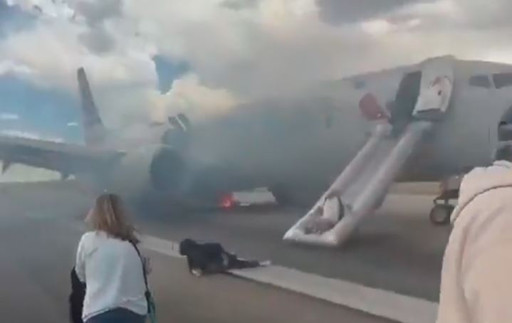 ¡Susto! Así evacuaron un avión de American Airlines tras incendiarse cuando aterrizó en Denver (VIDEO)
