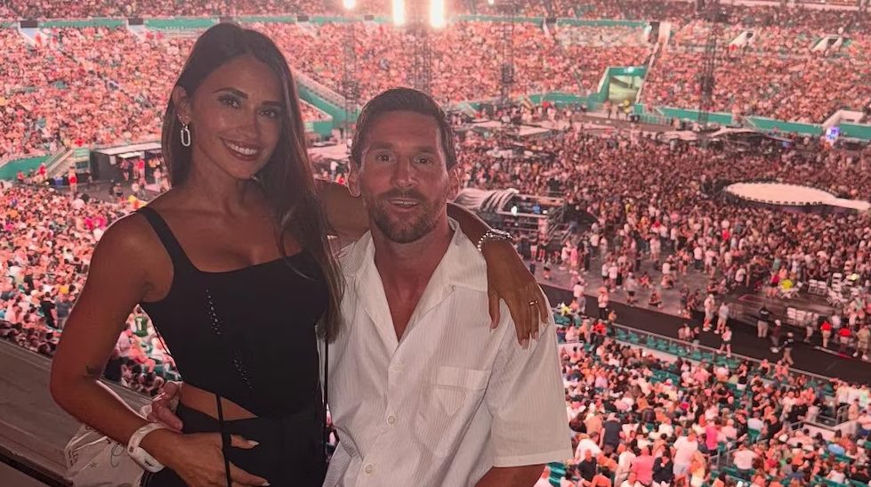 Lionel Messi y Antonela Roccuzzo protagonizaron divertido momento en la "kiss cam" de Coldplay (VIDEO)