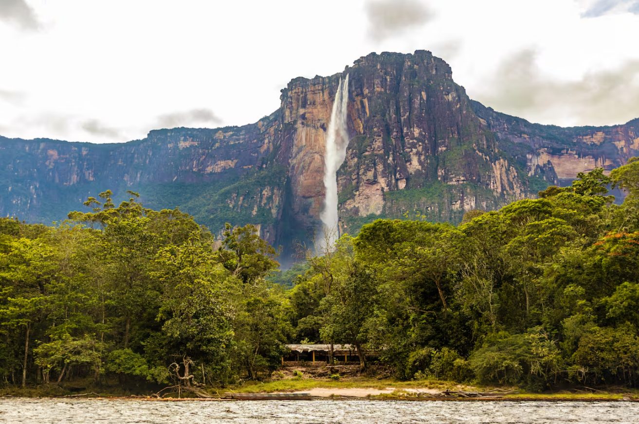 Canaima, patrimonio mundial amenazado por la minería ilegal y el turismo descontrolado