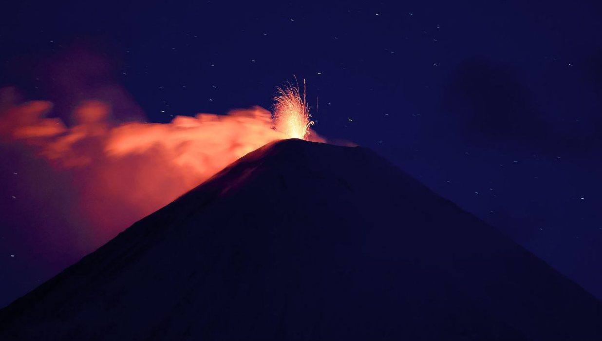 Un enorme volcán entró en erupción tras el potente terremoto en Rusia