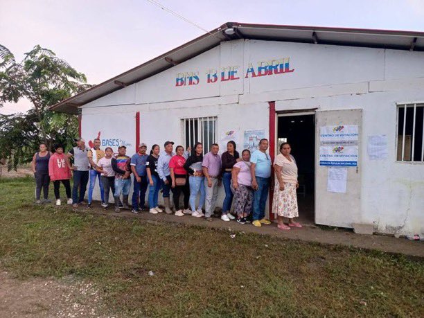 En Barinas “amuñuñaron” a unos cuantos para aparentar cola en centros de votación este #27Jul (FOTOS)