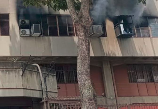 Incendio de gran magnitud arrasó con una fábrica de pastelitos en Caracas este domingo #27Jul