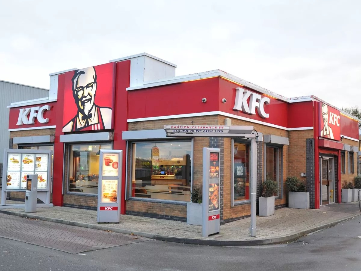 Falleció la empleada de KFC más antigua del mundo: trabajó con la famosa cadena por casi 50 años