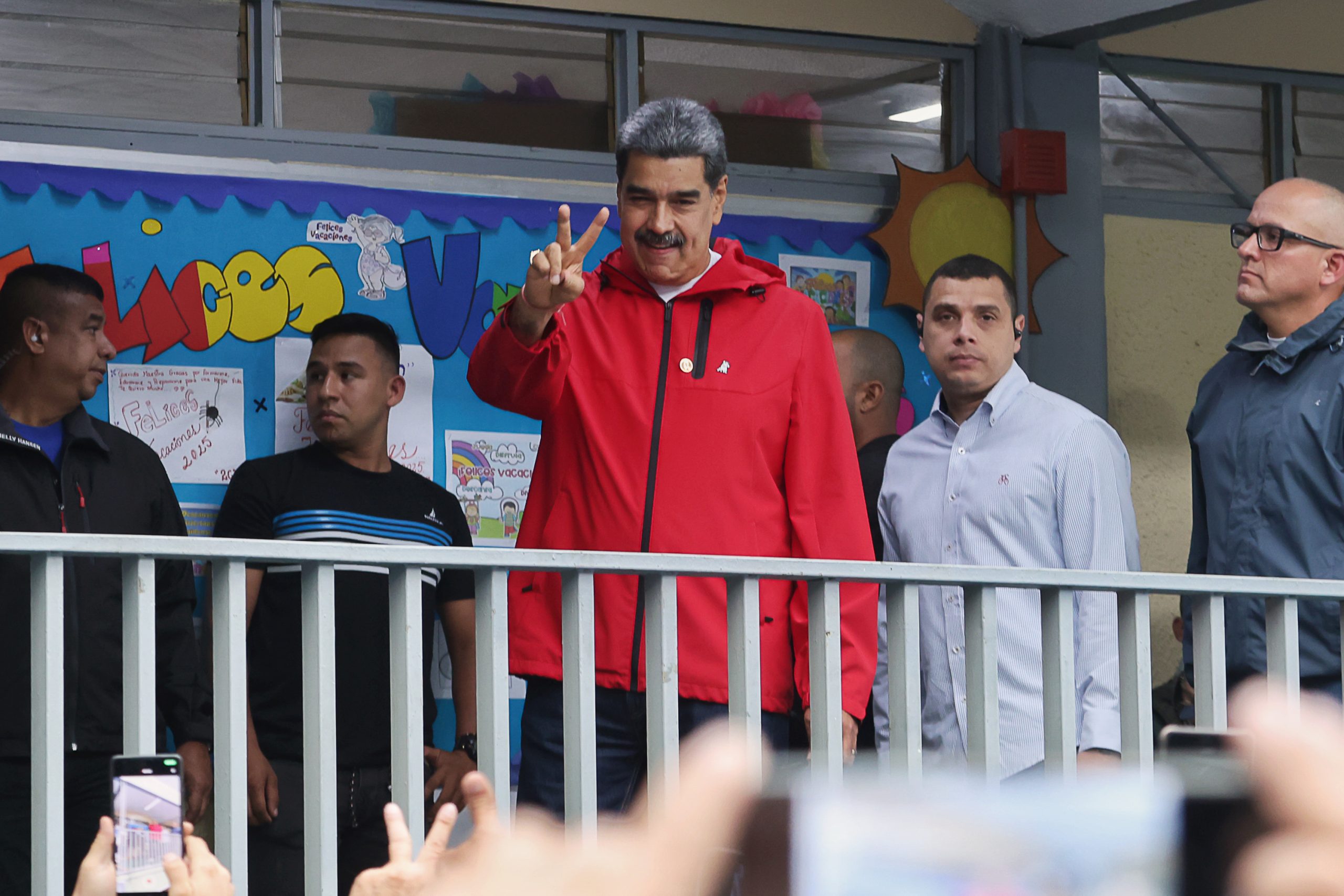 Centros vacíos, opacidad en los resultados y pérdida de respaldo: la farsa electoral que evidenció el declive de Maduro