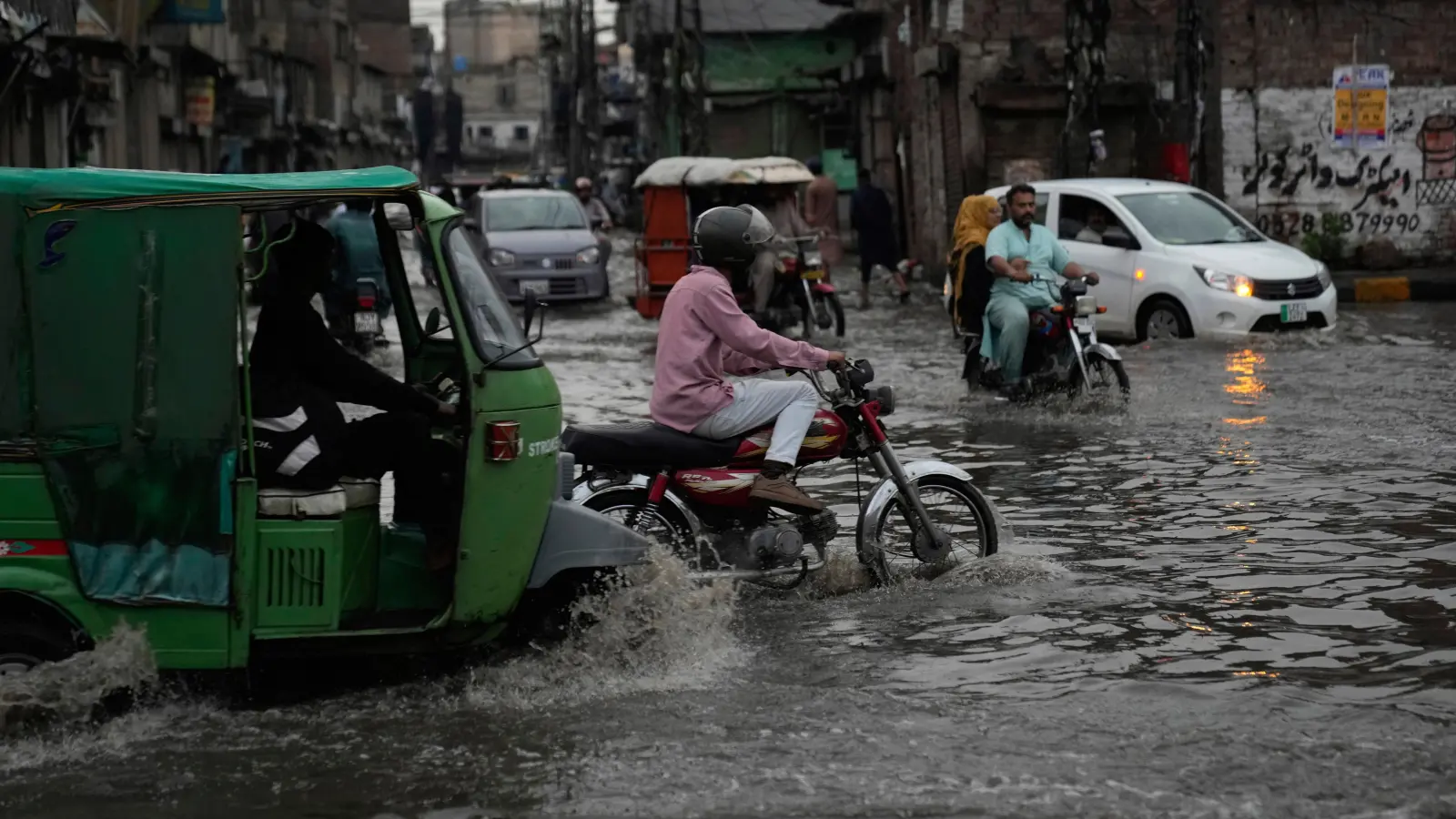 Alerta en Pakistán por lluvias torrenciales que dejan más de 220 muertos