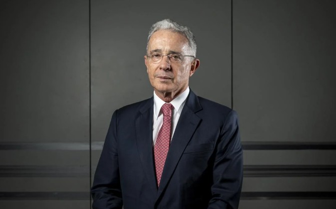 Uribe insiste en la tesis de "persecución política" ante la proximidad de fallo judicial