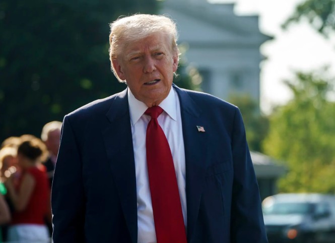 Trump señala que aunque podría indultar a Maxwell, cómplice de Epstein, no lo ha pensado