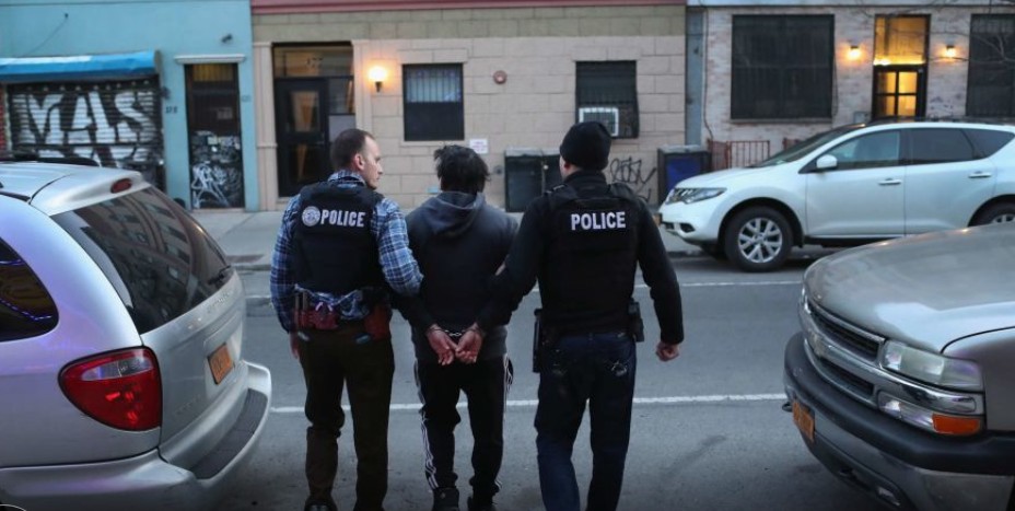 ICE detiene a pastor, padre de tres hijos sin antecedentes penales, por exceder el tiempo de su visa hace más de 20 años