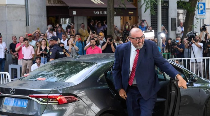 Los consejos de protocolo de Koldo con las "señoritas": la vestimenta y las poses que debían poner