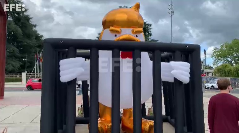 Denuncian a Trump ante la sede europea de la ONU en Ginebra con un pollo hinchable entre rejas
