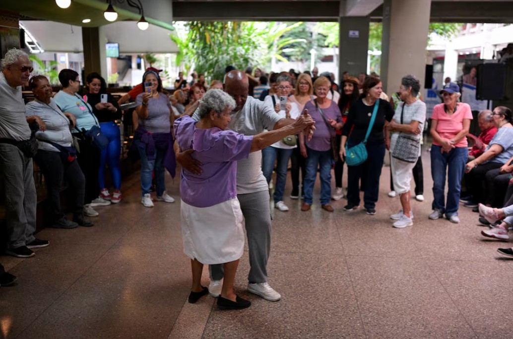 Reuters: Club Tobías, la alternativa bailable de los abuelitos solitarios en Venezuela