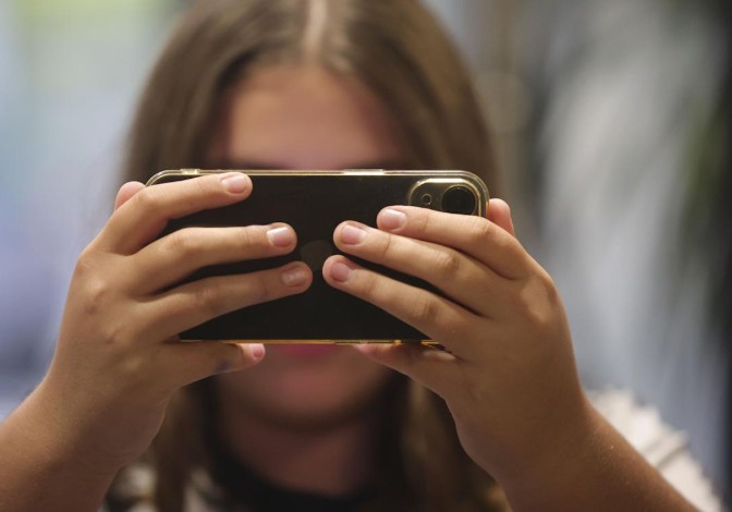 El uso del móvil antes de los 13 años compromete la salud mental