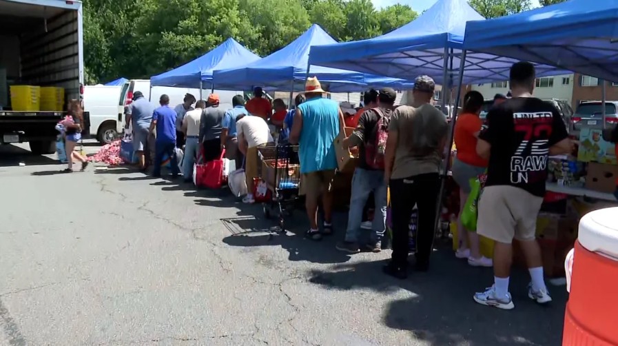 Inmigrantes en Virginia, ante el dilema de superar el pánico por redadas de ICE o quedarse sin recibir alimentos