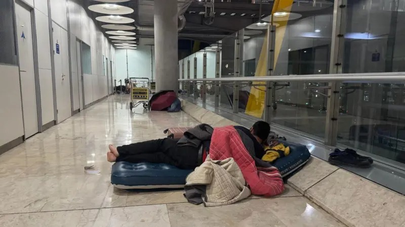 Los migrantes y personas sin hogar que encontraron un refugio en el aeropuerto de Madrid durante meses