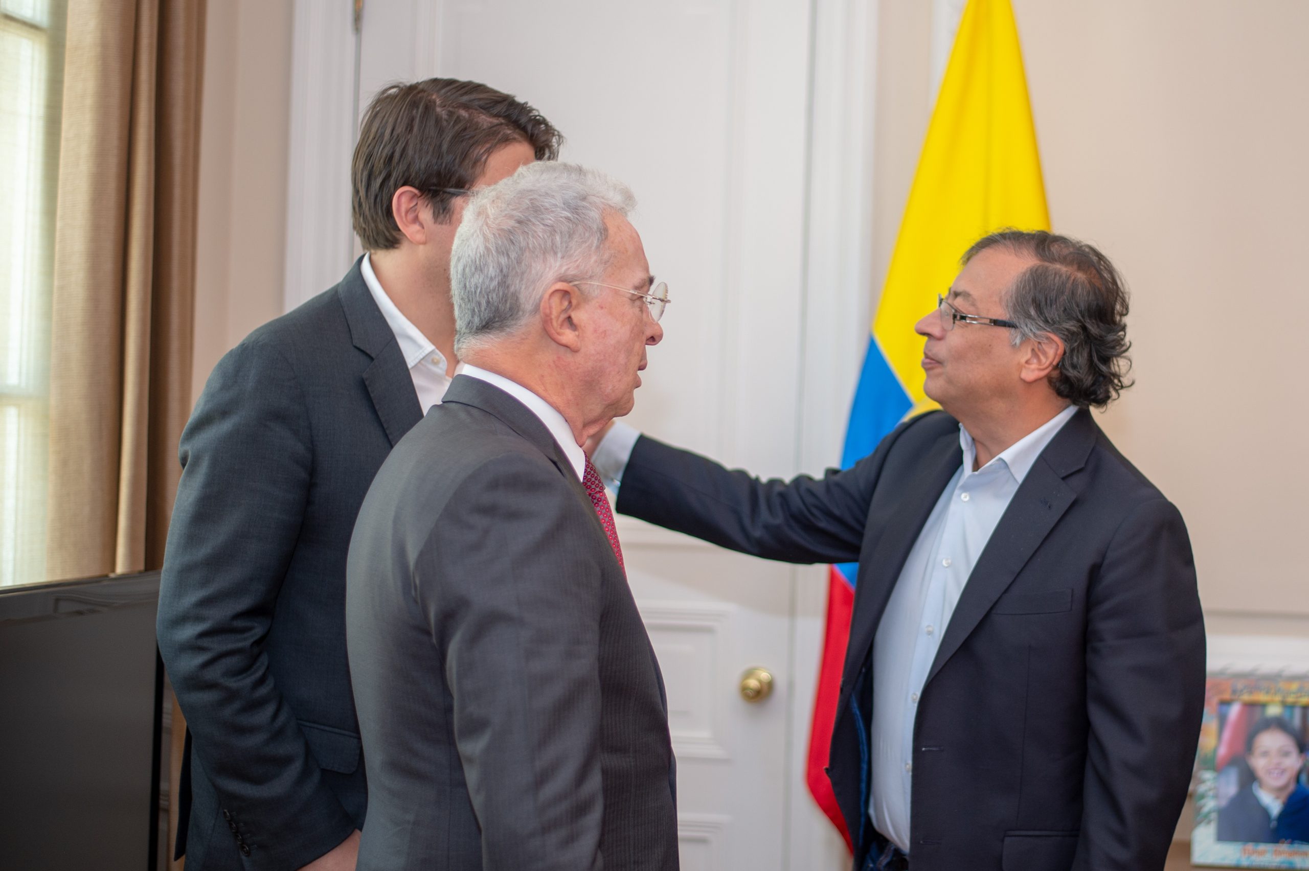 Álvaro Uribe dejó "en la calle" a Gustavo Petro tras contundente respuesta