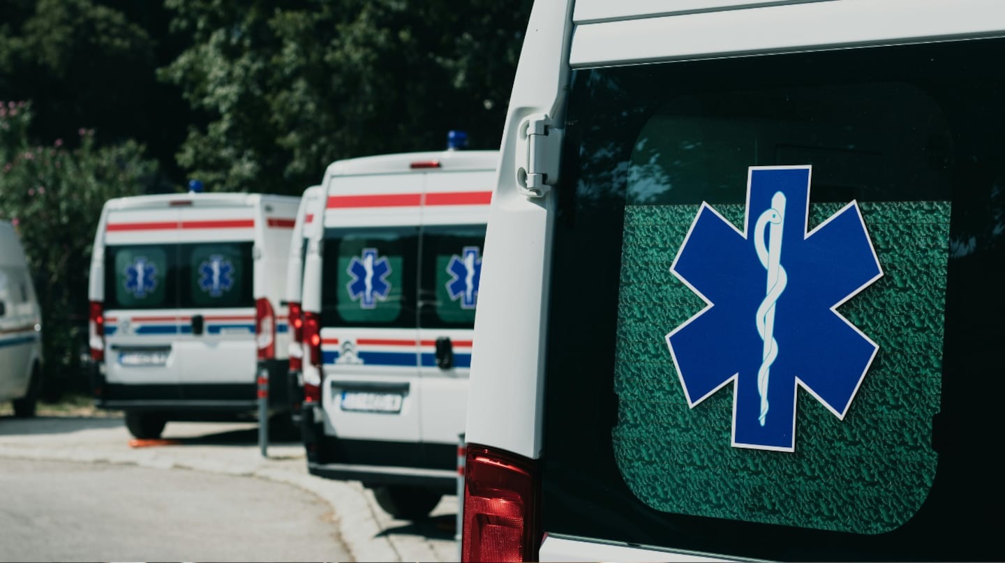 Una joven se descompensó mientras viajaba en autobús y murió: llevaba 26 celulares pegados en su cuerpo