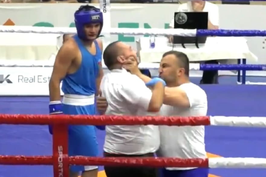 Entrenador se subió a un ring de boxeo y estranguló al árbitro luego de que descalificara a su peleador (VIDEO)
