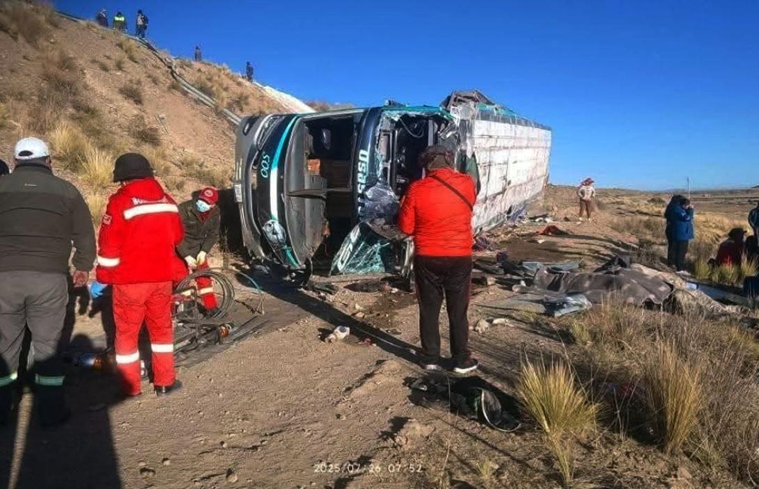 Tragedia en Bolivia: Autobús que cayó por un barranco dejó cinco fallecidos y ocho heridos