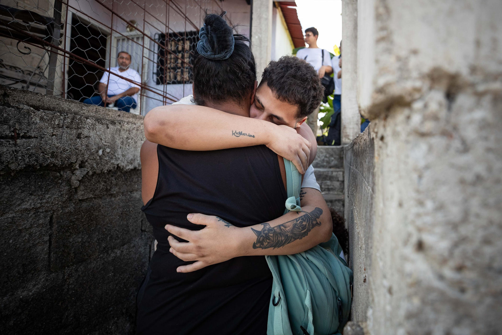Venezolanos repatriados desde El Salvador transforman el "terror" del Cecot en música