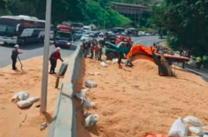 ¡Impresionante vuelco! Así quedó grabado el grave accidente de un camión en la ARC este #31Jul (VIDEO)