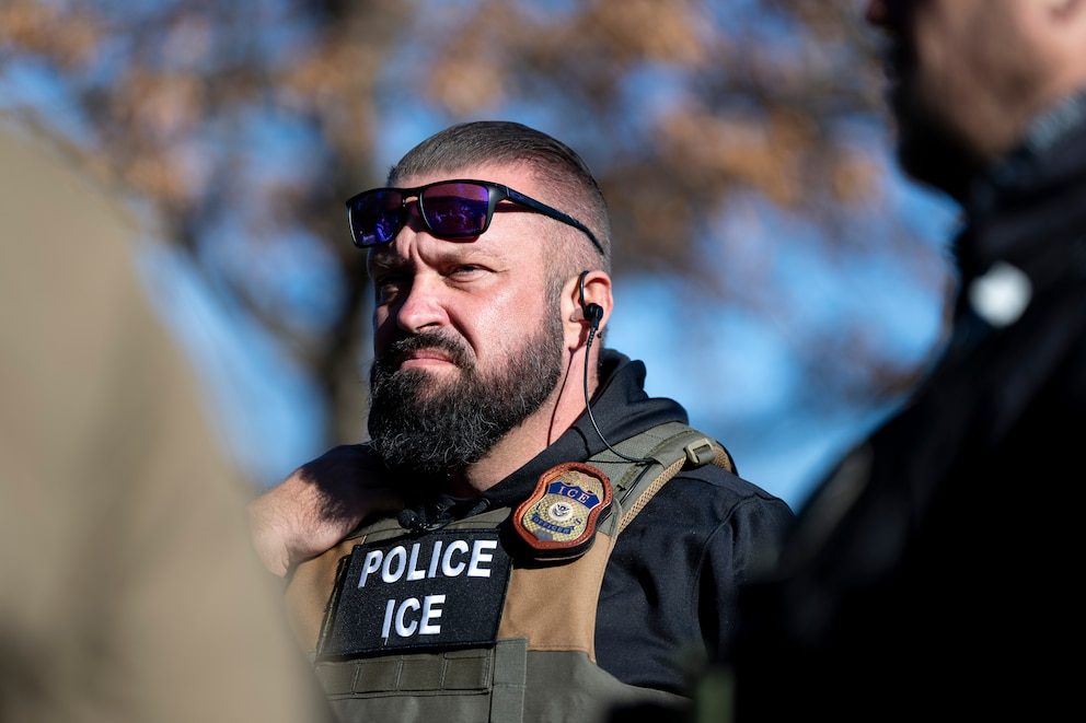 Agentes del ICE arrestarán a cualquier persona que esté en EEUU sin documentos