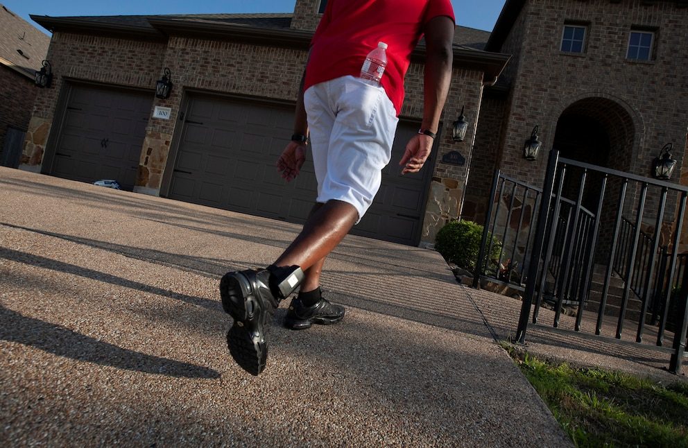 Ampliarían el monitoreo con tobilleras electrónicas a decenas de miles de migrantes en EEUU
