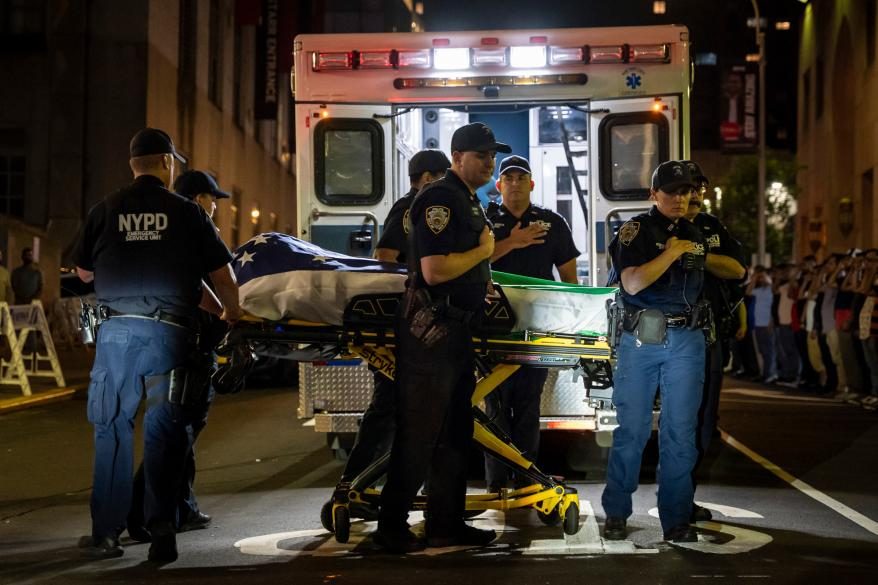 Padre del policía asesinado en tiroteo en edificio de Manhattan sufrió un derrame cerebral al escuchar la noticia