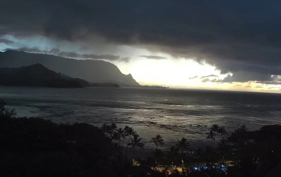 VIDEO: El momento en el que mar retrocede más de 30 metros antes del tsunami en Hawái