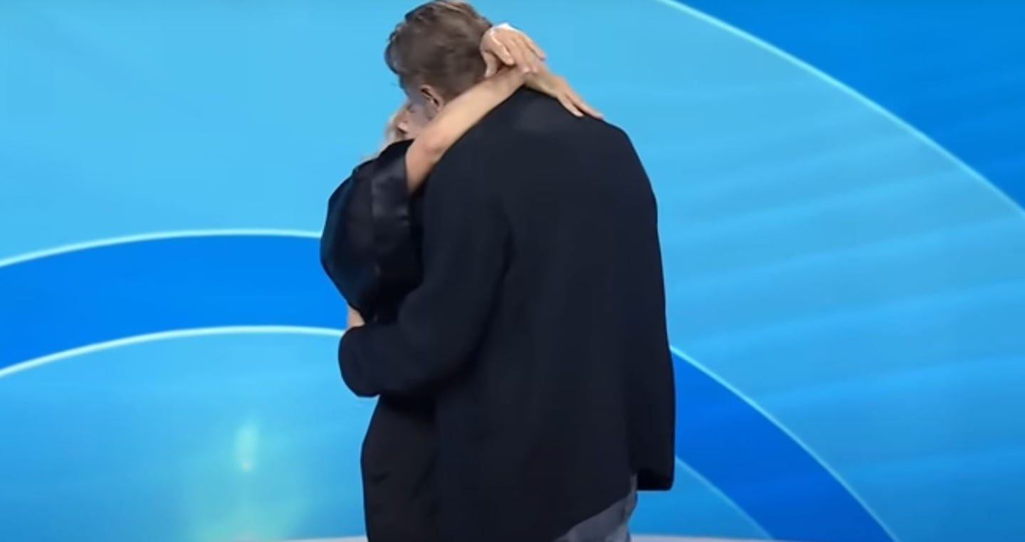 Furor por el romance entre Liam Neeson y Pamela Anderson: el beso en la boca que captó la TV (VIDEO)
