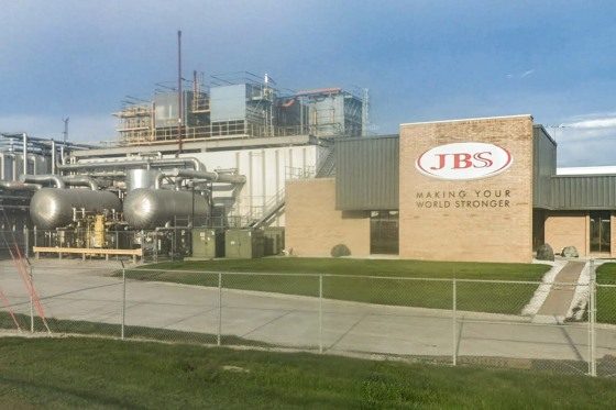 Trabajadores de empacadora de carne en Iowa perdieron su empleo por ofensiva migratoria de Trump