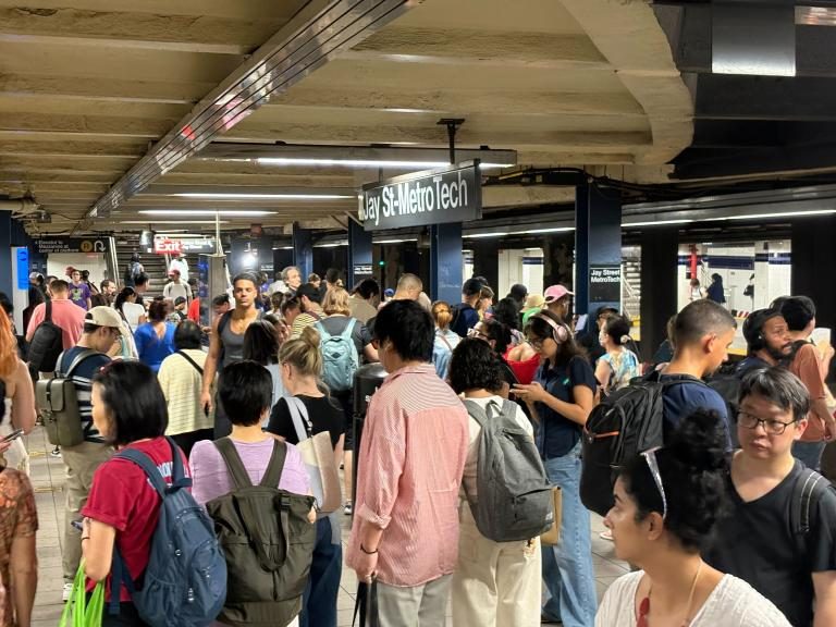 Grandes interrupciones en varias líneas del metro de Nueva York provocan caos nuevamente