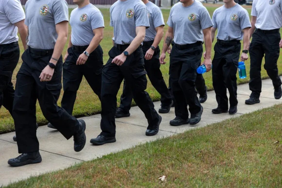Alguaciles aéreos reasignados sirven comida y revisan piojos en vuelos de deportación de ICE