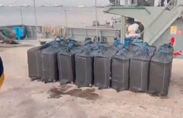 Ecuador dio un nuevo golpe al narcotráfico tras decomisar 1,8 toneladas de droga en altamar (VIDEO)