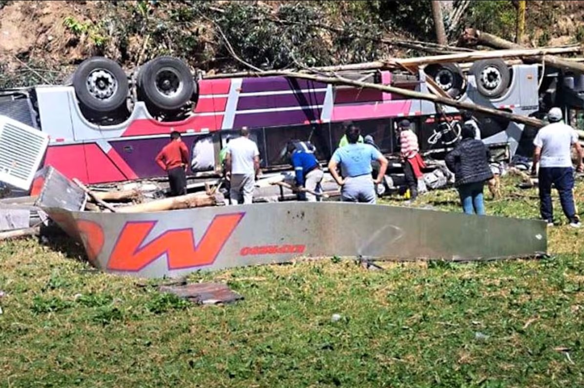 Tragedia en los Andes de Perú: al menos 18 muertos tras brutal accidente de autobús (FOTOS)