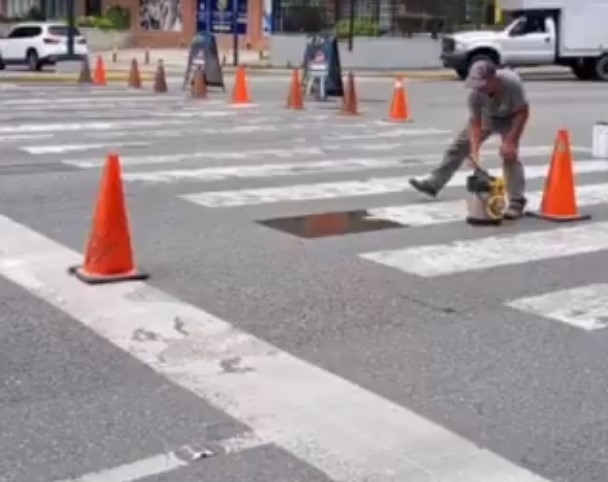 ¡Alerta vial en Chacao! Pintura resbalosa causa temor entre motorizados (Video)