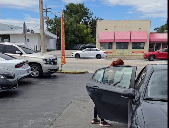 "Bájate del carro": Así fue la discusión entre cubana y venezolana conductora de Uber en Miami (Videos)