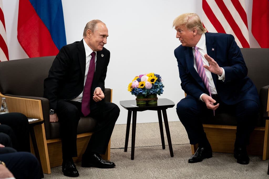 Trump planea reunirse en persona con Putin y Zelenski, según NYT