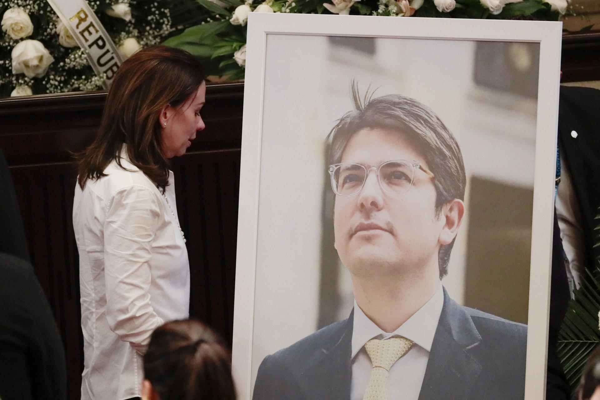 Desgarrador momento en el que María Claudia Tarazona se quiebra y llora en el ataúd de Miguel Uribe - LaPatilla.com
