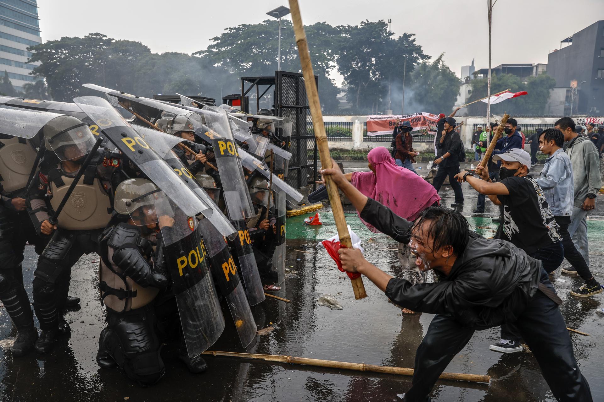 Policía indonesia lanza gases lacrimógenos y se enfrenta a manifestantes en Yakarta