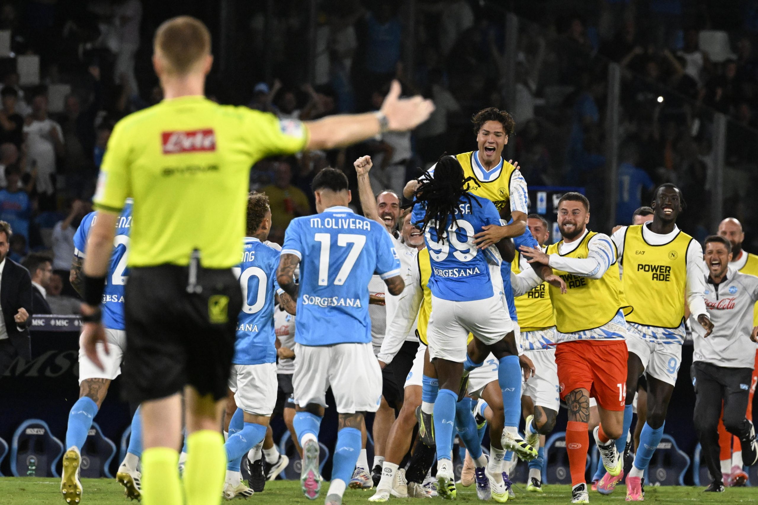 Napoli evitó el tropiezo ante Cagliari y sigue líder gracias a un gol agónico