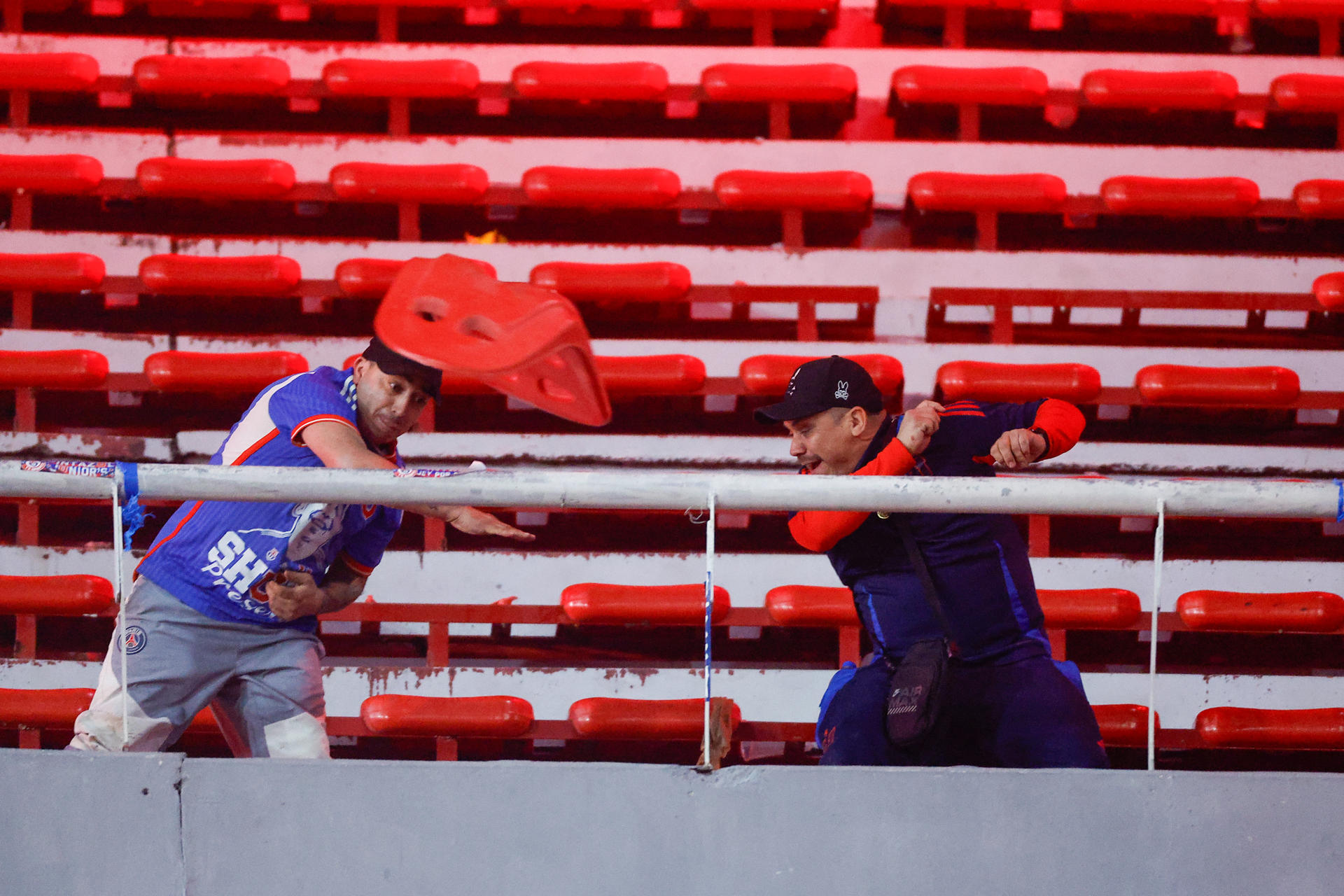 FOTOS: el escalofriante incidente en las tribunas del partido entre Independiente y U de Chile por la Copa Sudamericana