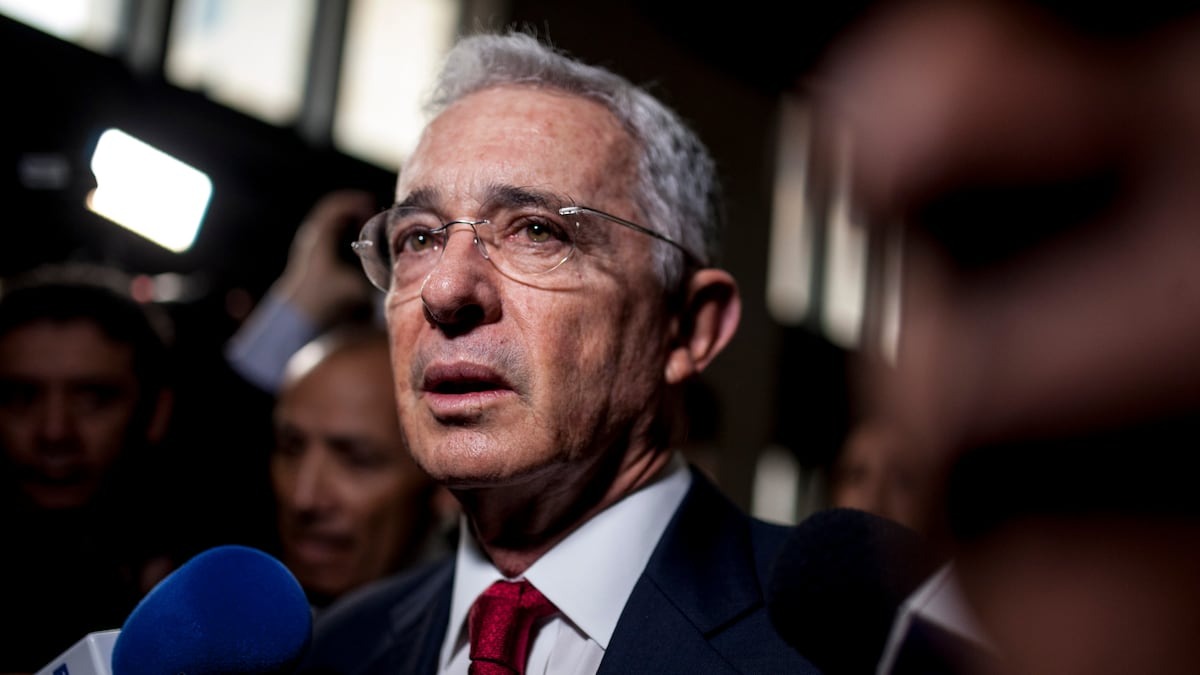 La tutela que deja libre a Álvaro Uribe alimenta su tesis de que lo condenaron por motivaciones políticas