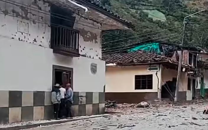 Ataque armado contra una estación de Policía dejó seis heridos en el suroeste de Colombia (VIDEOS)