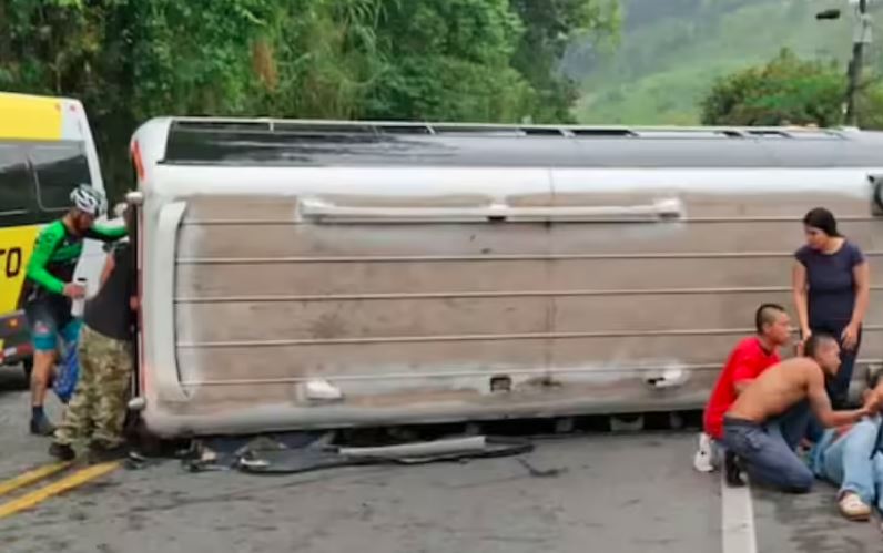 Impactante accidente en Colombia: camión arrolló un autobús con niños a bordo y dejó 30 heridos