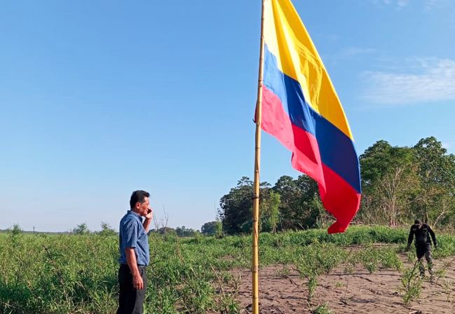 Perú denunció el izamiento de una bandera colombiana en una isla reclamada por Petro (VIDEO)