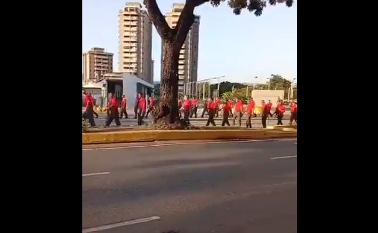 VIDEO: militantes chavistas madrugaron para "poner a temblar a los gringos" con una marchita